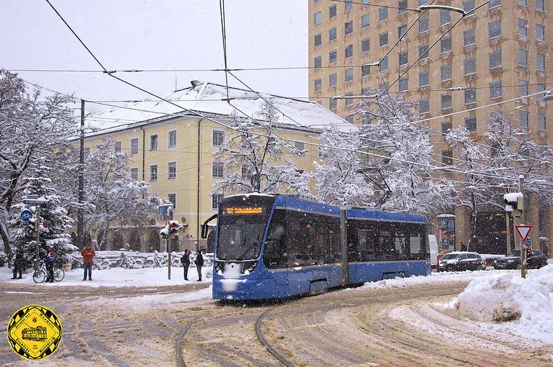 Im Schneegestöber biegt am  14.1.2019 auf der Linie 12 der T2-Wagen 2705 in die Leonrodstraße zur Haltestelle Rotkreuzplatz ein